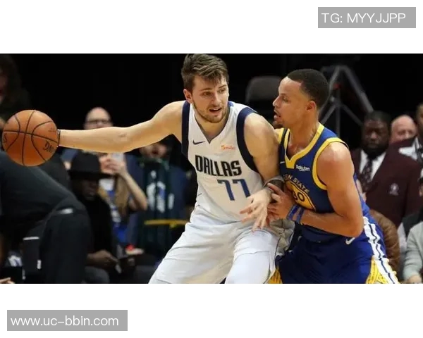 库里父子现场观战独行侠比赛克莱却在场外引发热议